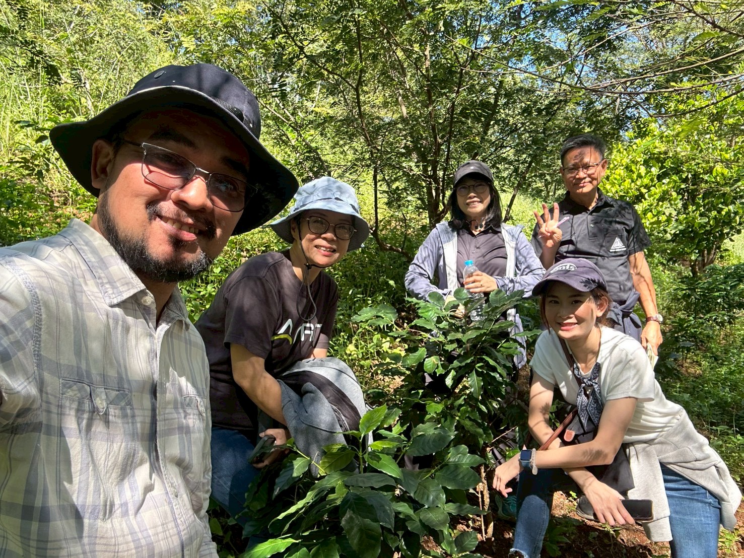 ทีมโครงการติดตามต้นกล้าในแปลงเกษตร